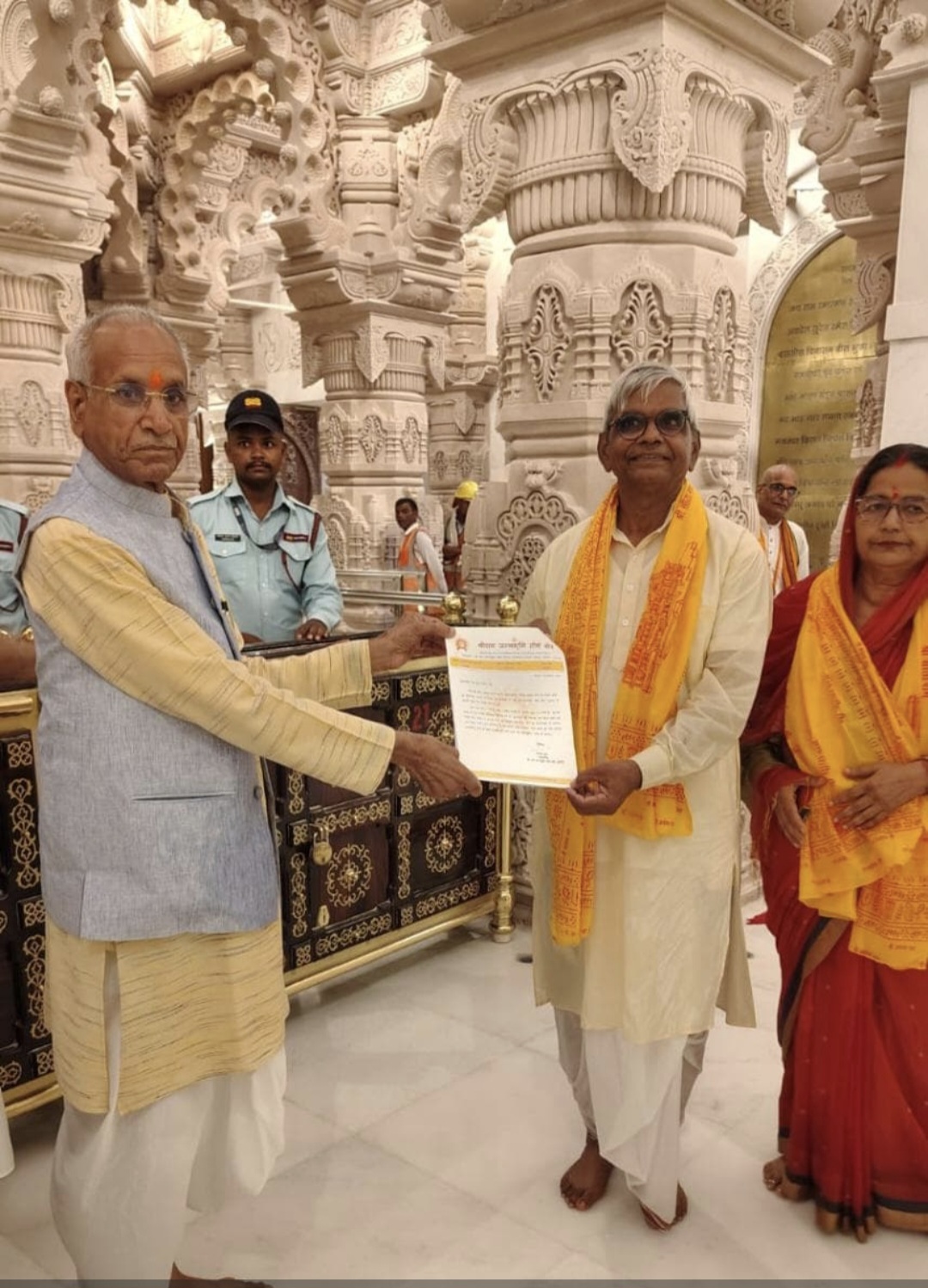 श्रीराम मंदिर ट्रस्ट के नए सदस्य कृष्णमोहन को महासचिव चम्पत राय ने सौंपा पत्र