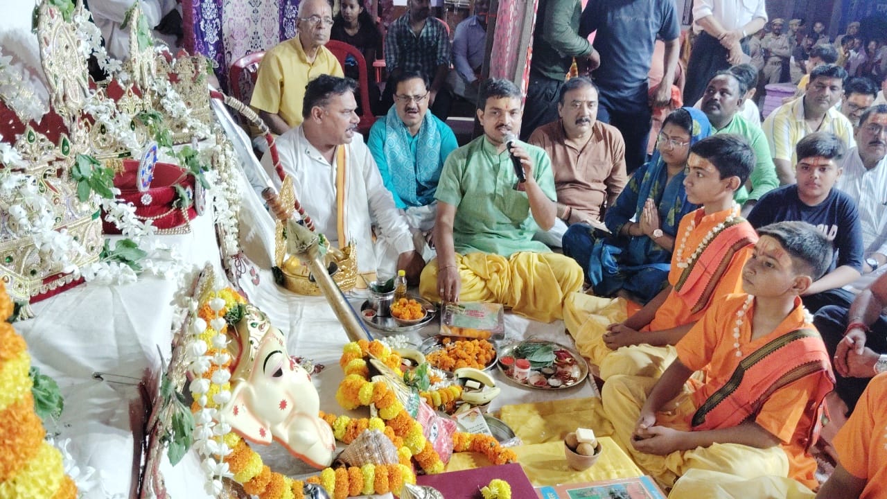 गोला साहब स्थित रामलीला भवन में आयोजित मुकुट पूजा।