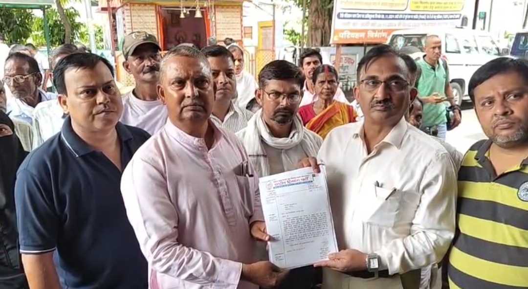 मांग पत्र सौंपते हुए राष्ट्रीय अध्यक्ष वीरेंद्र कुमार व अन्य का छयाचित्र