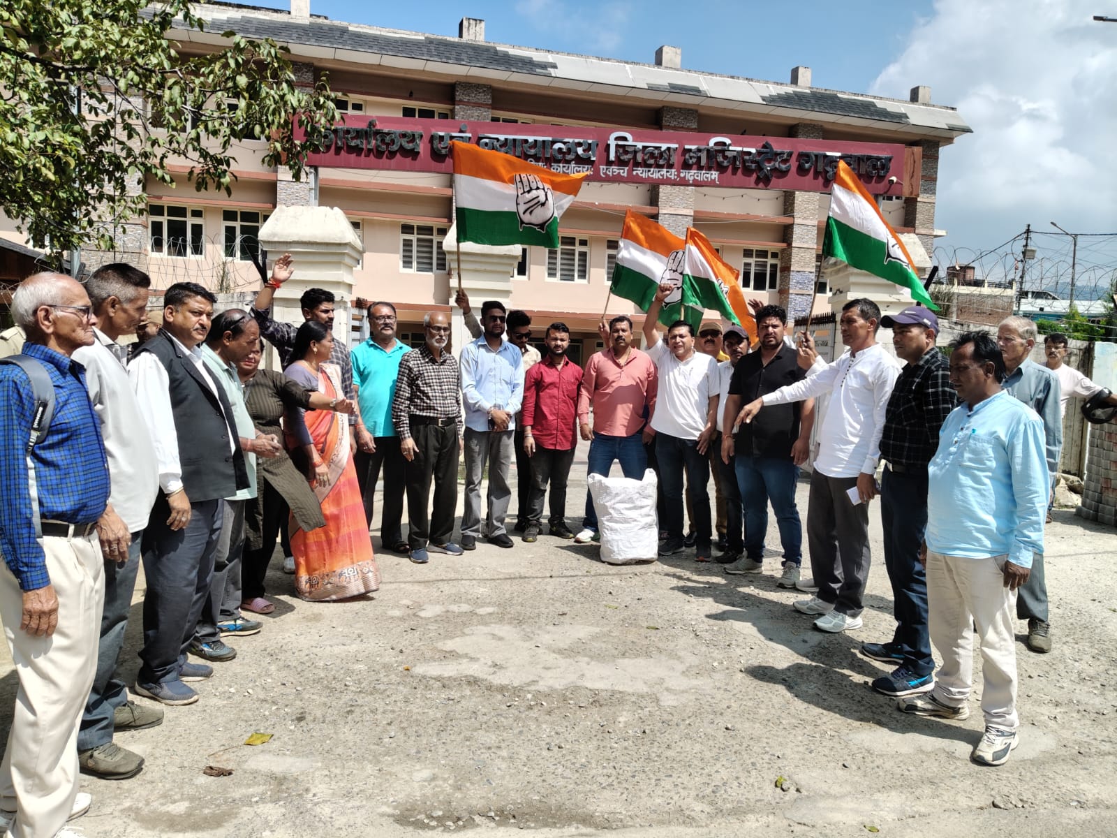 सरकार का पुतला फूंकते कांग्रेसी