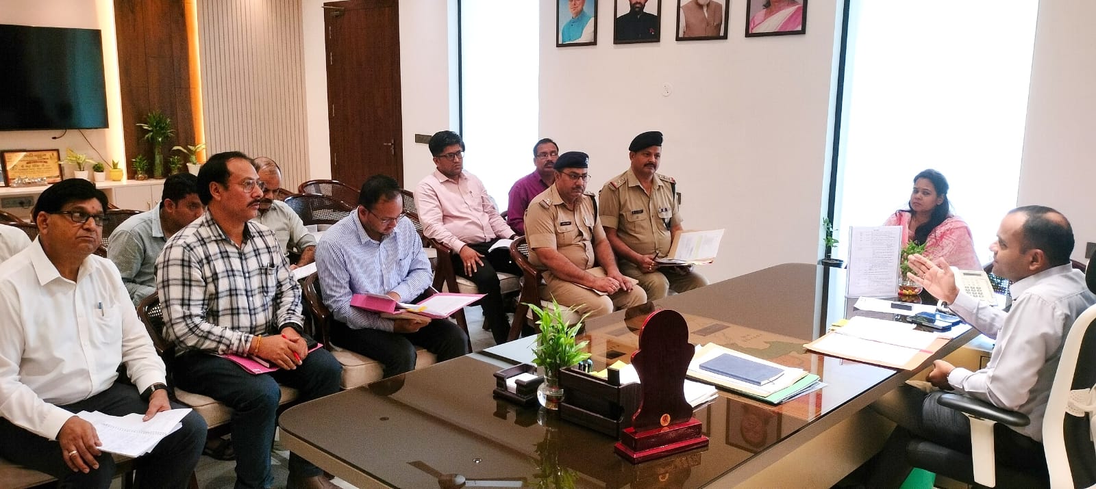 बैठक लेते जिलाधिकारी