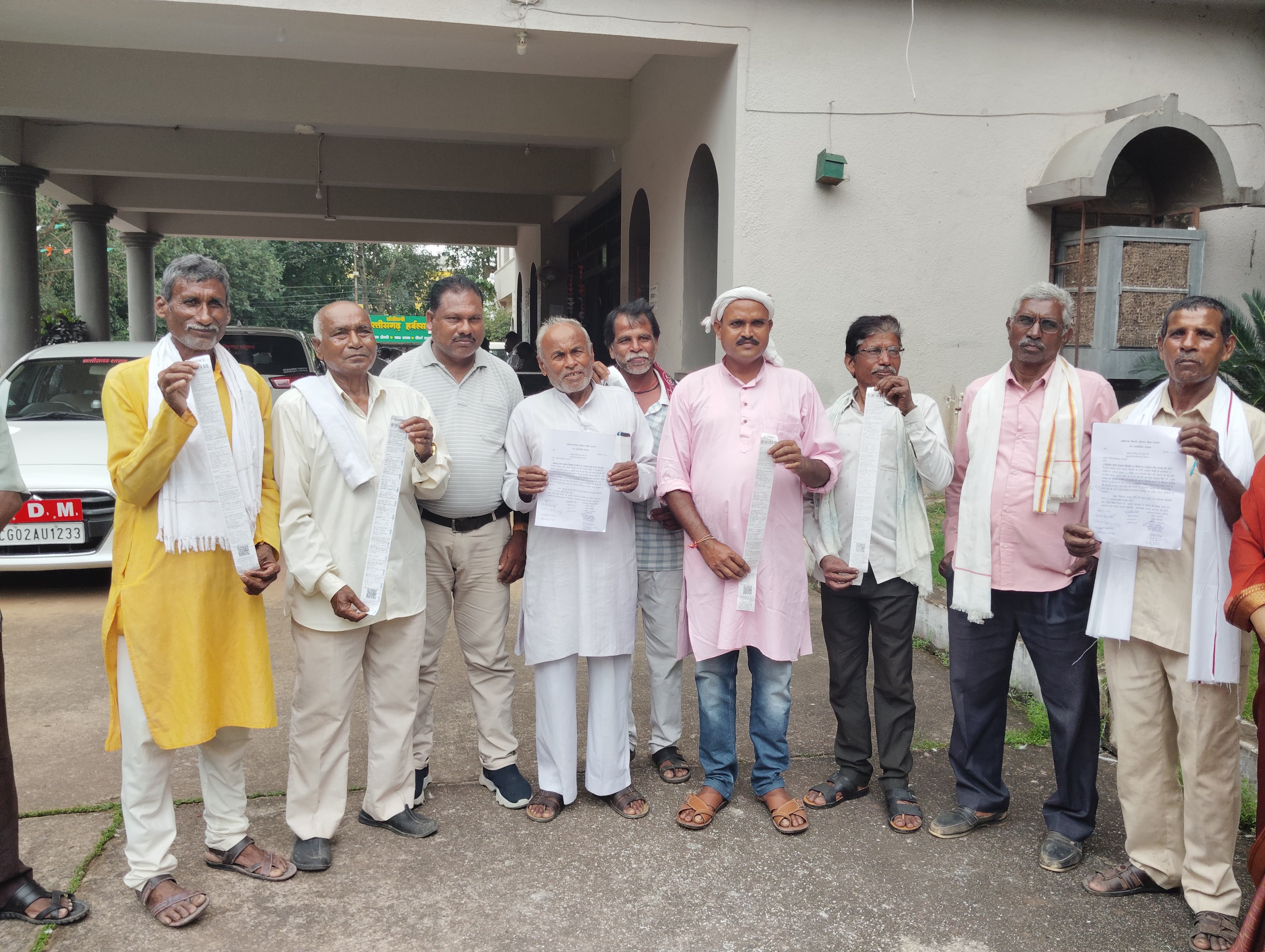 भारी भरकम बिजली बिल से आक्रोशित छत्तीसगढ़ किसान यूनियन के पदाधिकारी व सदस्य कलेक्ट्रेट पहुंचे।