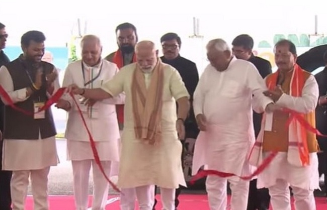 प्रधानमंत्री पूर्णिया के नवनिर्मित एयरपोर्ट टर्मिनल के भवन का उद्धाटन करते हुए