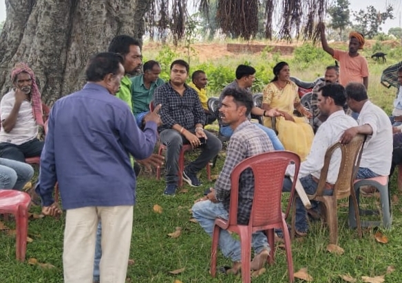 ग्रामीणों के साथ बात करते अधिकारी