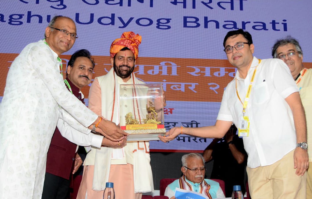 हरियाणा के मुख्यमंत्री श्री नायब सिंह सैनी को जिला पानीपत के समालखा में आयोजित राष्ट्रीय उद्यमी सम्मेलन के दौरान स्मृति चिन्ह भेंट कर सम्मानित करते हुए।