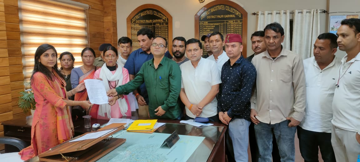 गुलदार की दहशत से निजात दिलाने को लेकर डीएम को ज्ञापन देते लोग