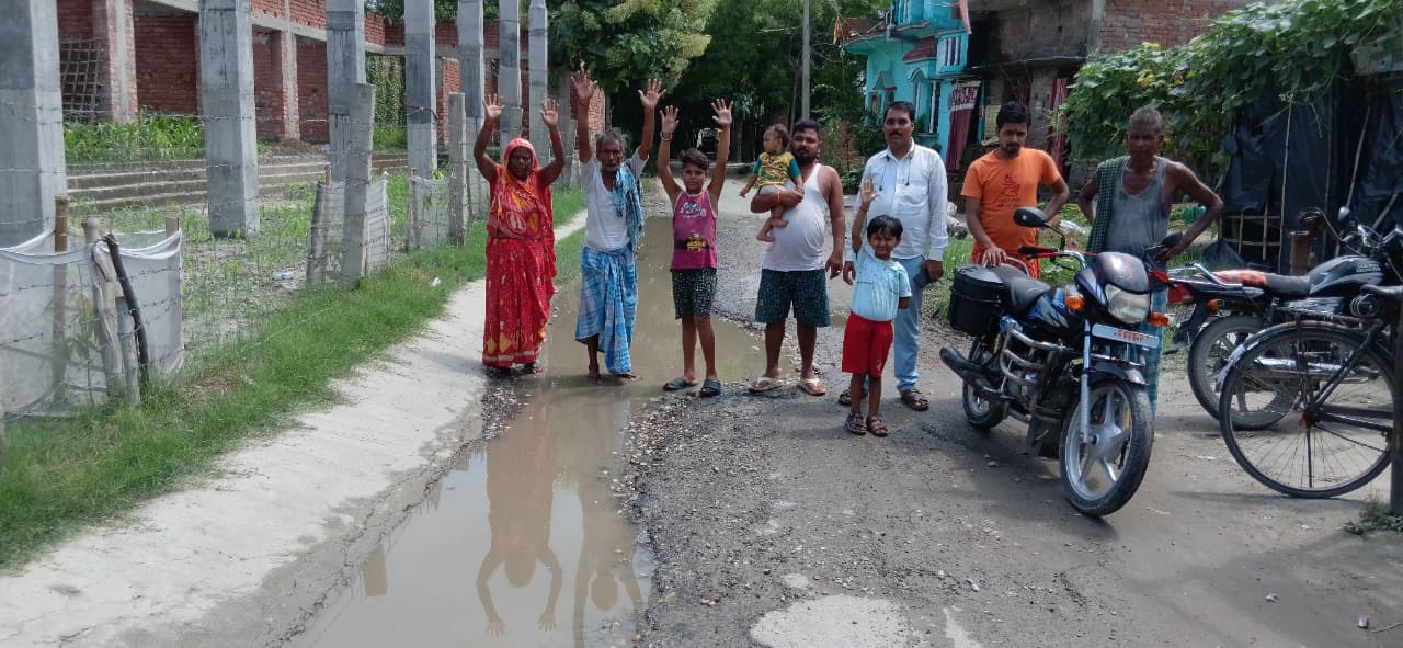 लाखों की लागत, फिर भी जर्जर सड़क ने खोली विकास की पोल।