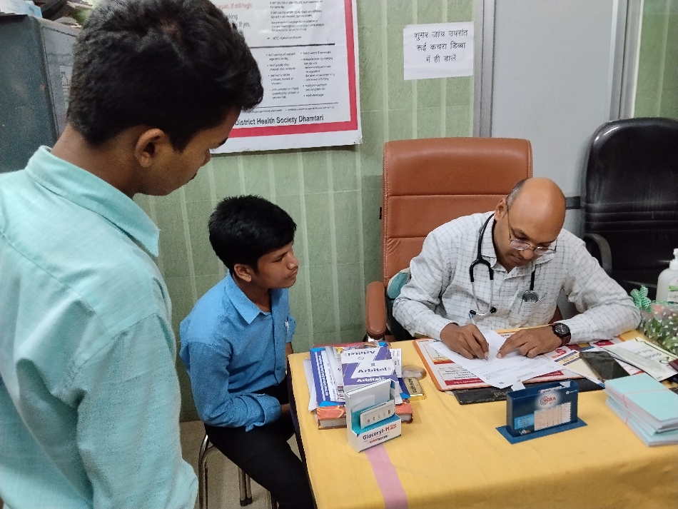 ओपीडी में मरीजों का उपचार करते हुए मेडिकल विशेषज्ञ डा विकास कुमार साहू।