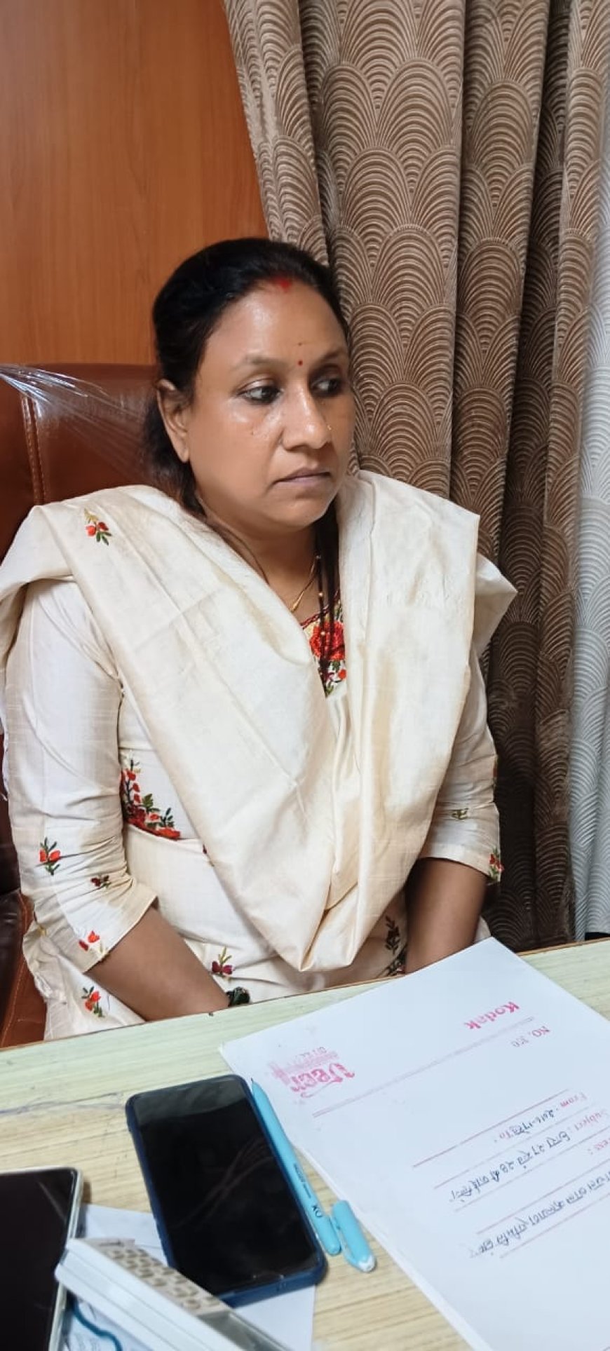 जबलपुर लोकायुक्त टीम ने महिला क्लर्क को रिश्वत लेते रंगे हाथों पकड़ा