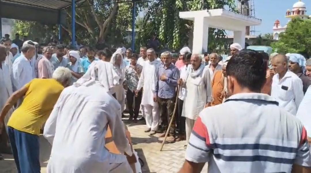 दाह संस्कार के दौरान मौजूद लोग।