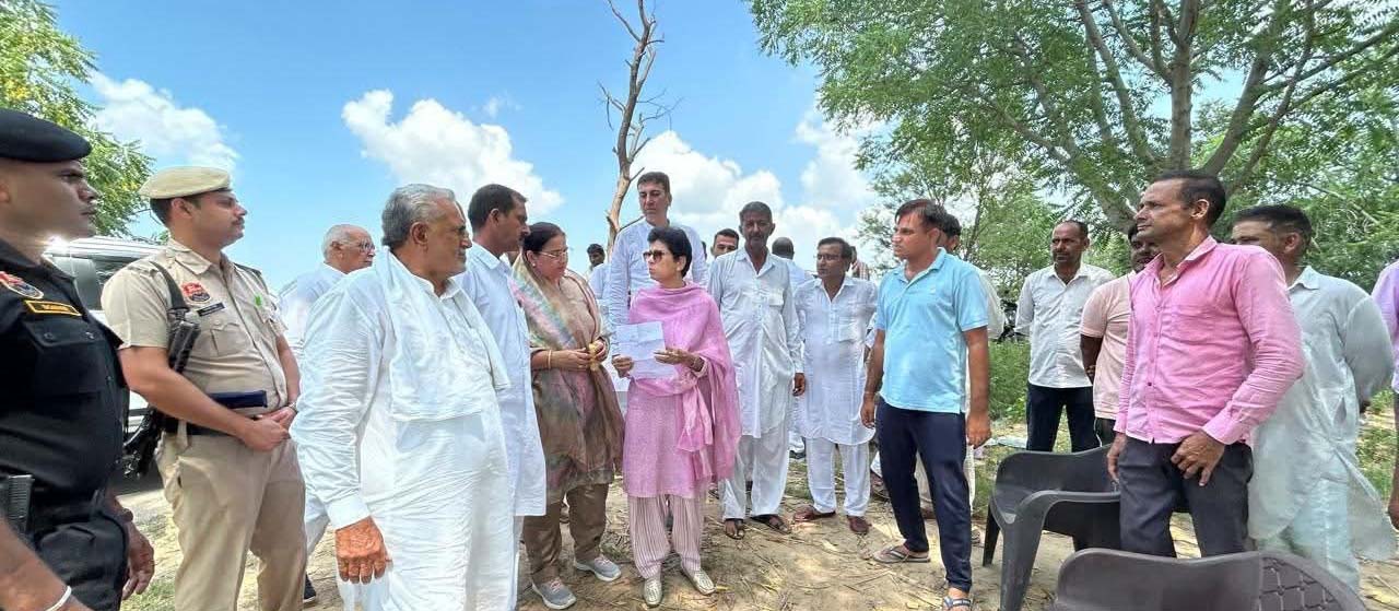 दौरे के दौरान किसानों की समस्याएं सुनीत सांसद कुमारी सैलजा।