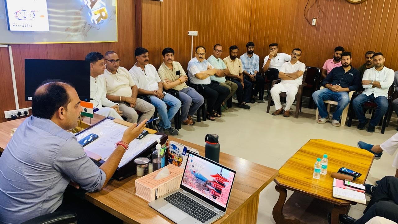 Vyapar Mandal Hiranagar placed various issues before SDM Hiranagar and got assurance of solution Vyapar Mandal Hiranagar placed various issues before SDM Hiranagar and got assurance of solution