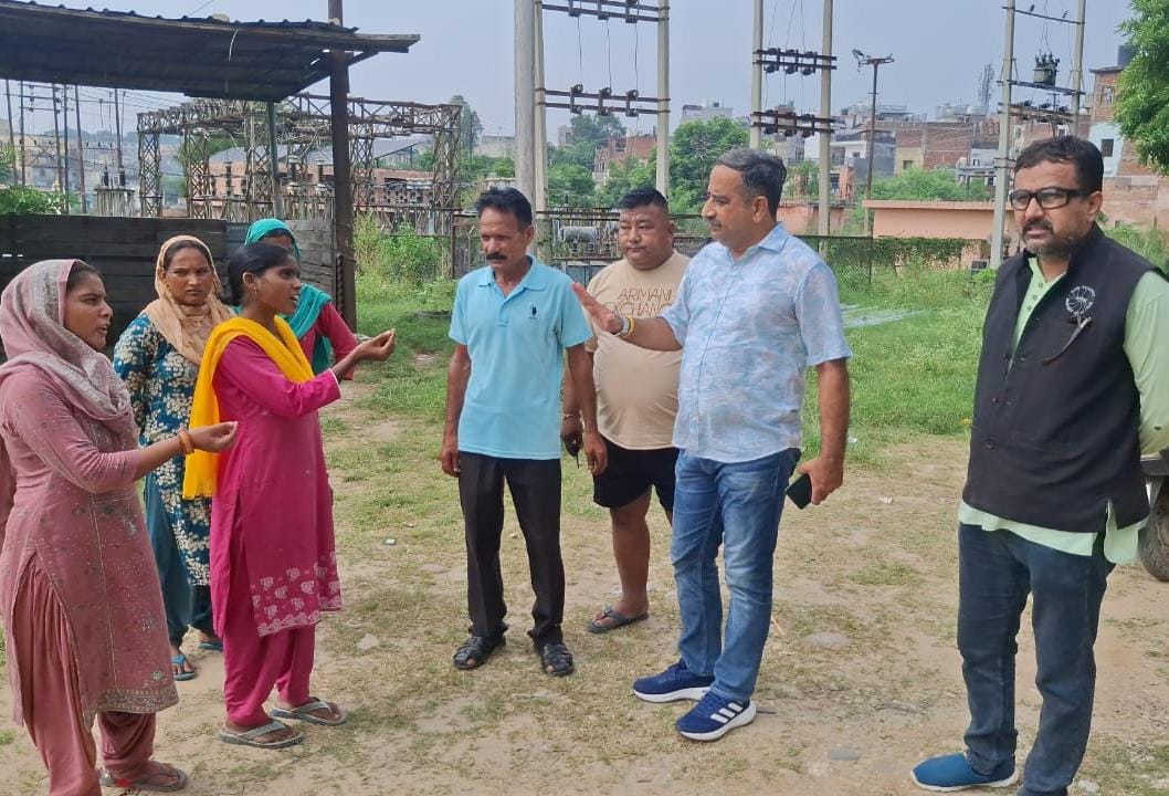 बाढ़ प्रभावित इलाकों में एनसी नेताओं का दौरा, लोगों ने सुनाई परेशानियाँ बाढ़ प्रभावित इलाकों में एनसी नेताओं का दौरा, लोगों ने सुनाई परेशानियाँ