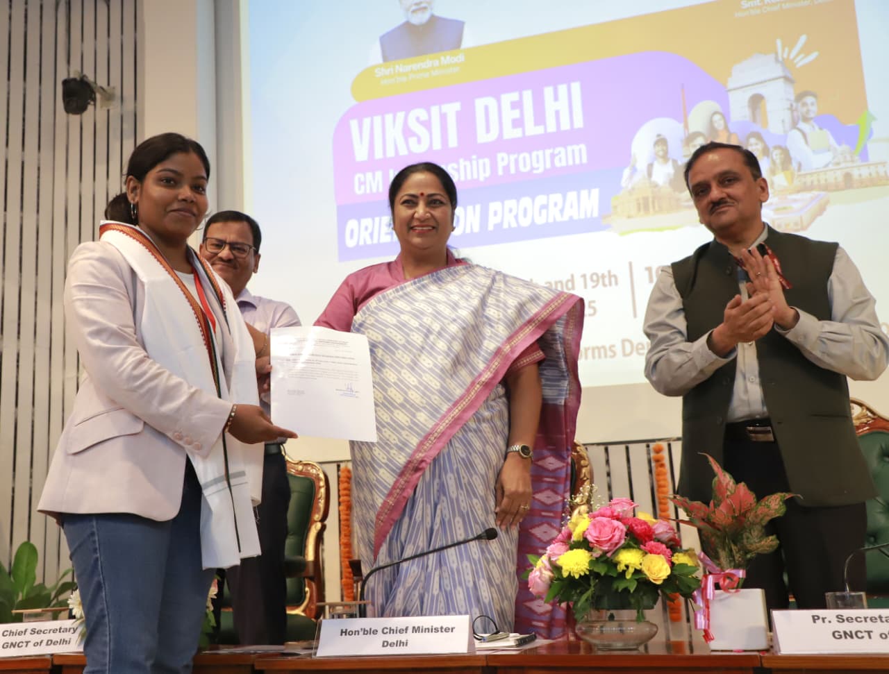 दिल्ली सचिवालय में सोमवार को युवाओं को ‘विकसित दिल्ली मुख्यमंत्री इंटर्नशिप का ऑफर लेटर देती मुख्यमंत्री रेखा गुप्ता दिल्ली सचिवालय में सोमवार को युवाओं को ‘विकसित दिल्ली मुख्यमंत्री इंटर्नशिप का ऑफर लेटर देती मुख्यमंत्री रेखा गुप्ता