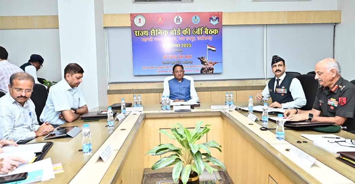 मुख्यमंत्री विष्णुदेव साय अधिकारियों के साथ बैठक करते हुए