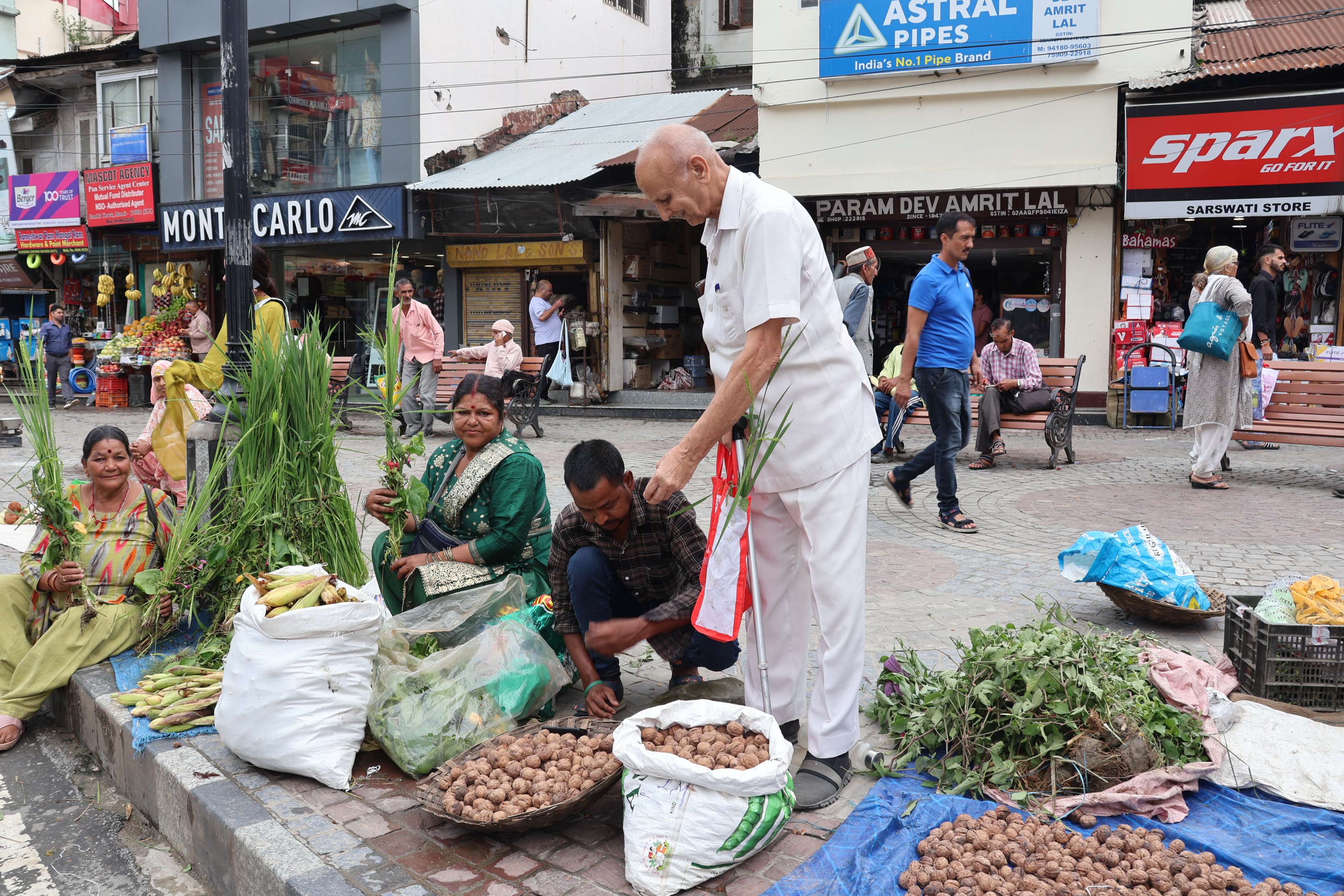 मंडी बाजार में सायर खरीदते हुए लोग।