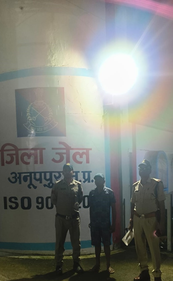 जेल जाता आराेपी