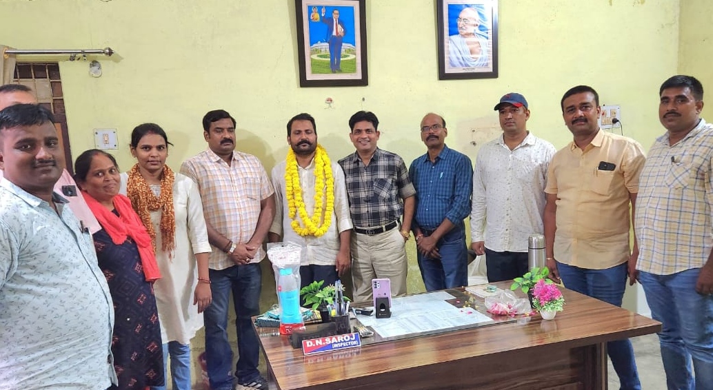 विदाई समारोह में कृष्णकांत को उपहार और पुष्पगुच्छ भेंट करते स्टाफ सदस्य।