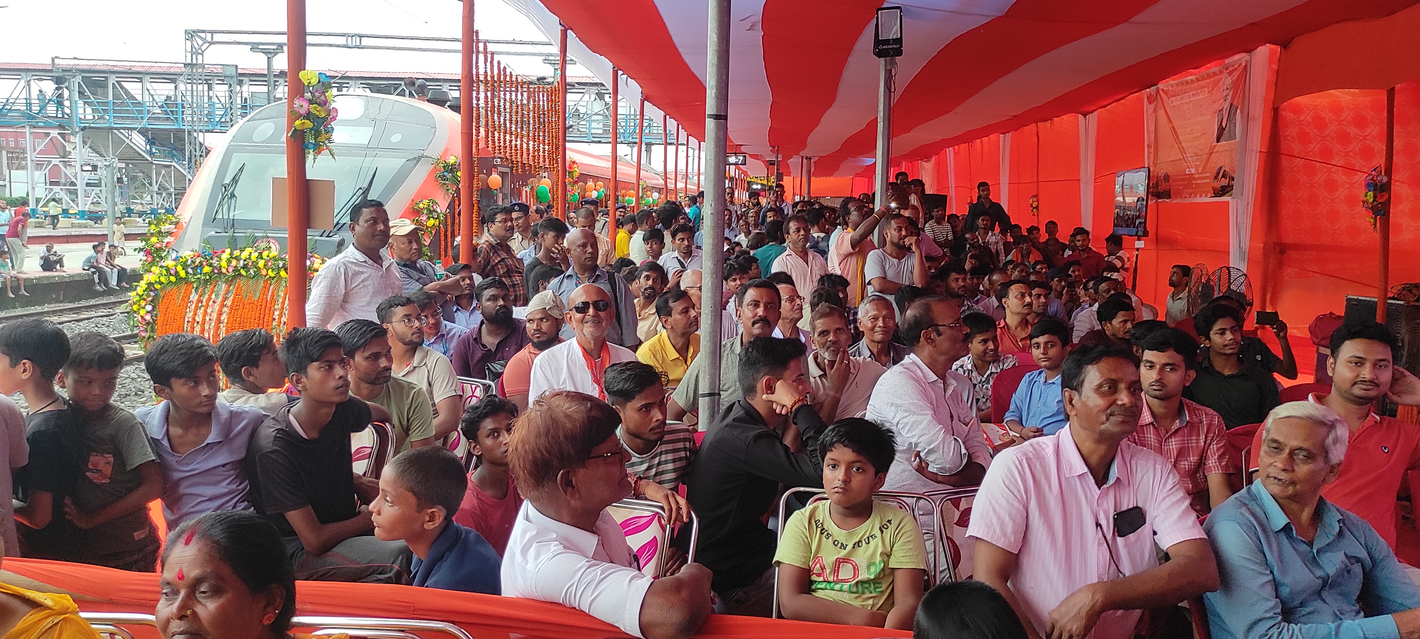 अररिया फोटो:फारबिसगंज स्टेशन पर जमा भीड़ अररिया फोटो:फारबिसगंज स्टेशन पर जमा भीड़