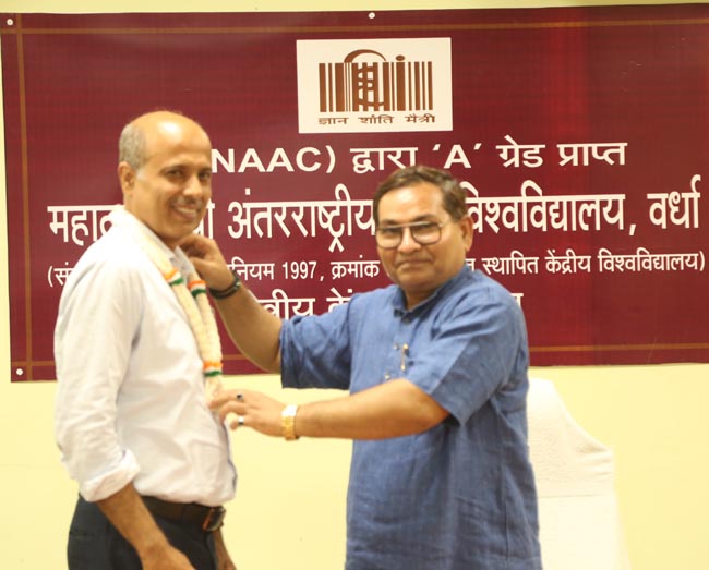 अमित मालवीय को सम्मानित करते