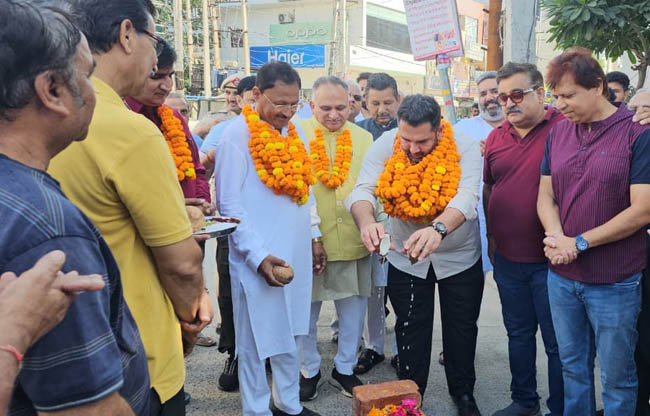 सोनीपत: विकास कार्यो को आरंभ करवाते हुए  विधायक निखिल मदान व मेयर राजीव जैन