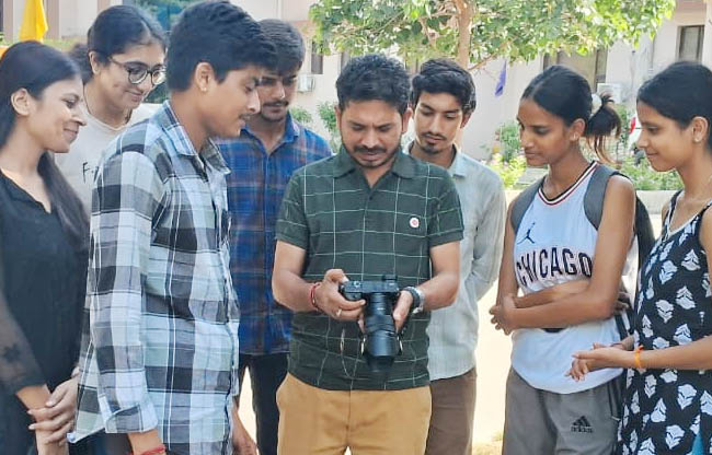 सोनीपत: फोटोग्राफी और वीडियोग्राफी की तकनीक सीखते हुए छात्र सोनीपत: फोटोग्राफी और वीडियोग्राफी की तकनीक सीखते हुए छात्र