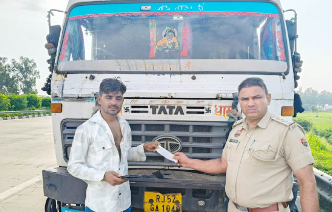 सोनीपत: चालान करते हुए पुलिस कर्मी