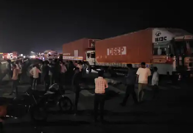 गुस्साए ग्रामीणों ने किया चक्काजाम