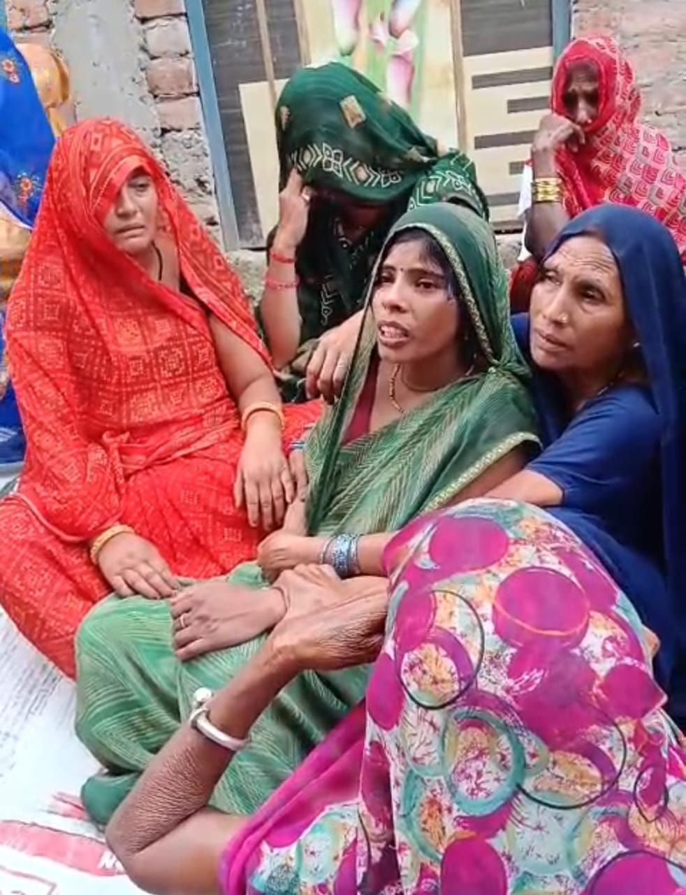 मृतक के घर रोते बिलखते परिजन