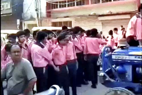 स्कूल के बाहर रोड़ जाम करते छात्र