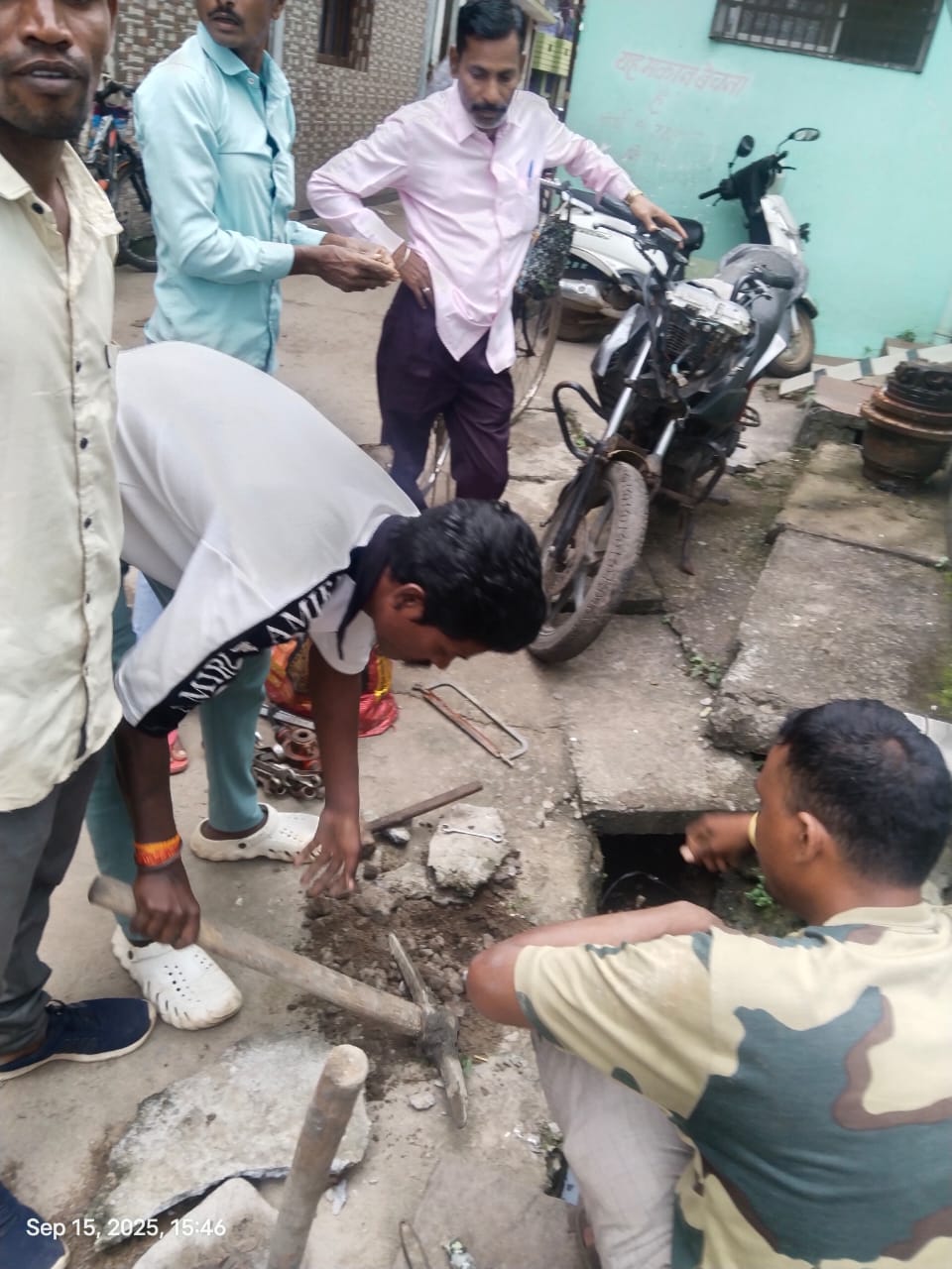 कार्रवाई करती हुई नगर निगम की टीम।
