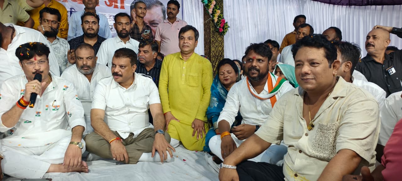 मंच पर मध्य प्रदेश के नेता प्रतिपक्ष सिंघार