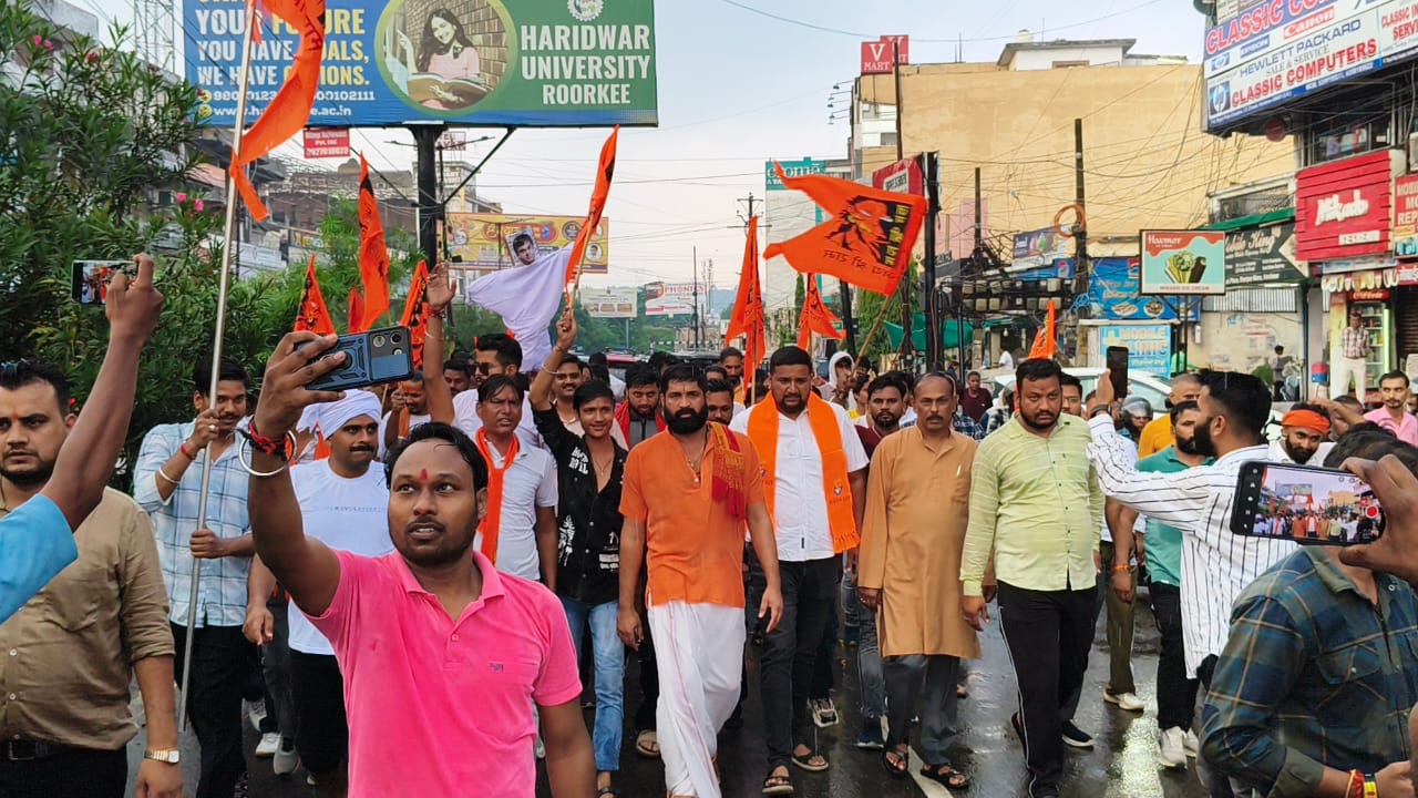 विरोध प्रदर्शन करते हुए