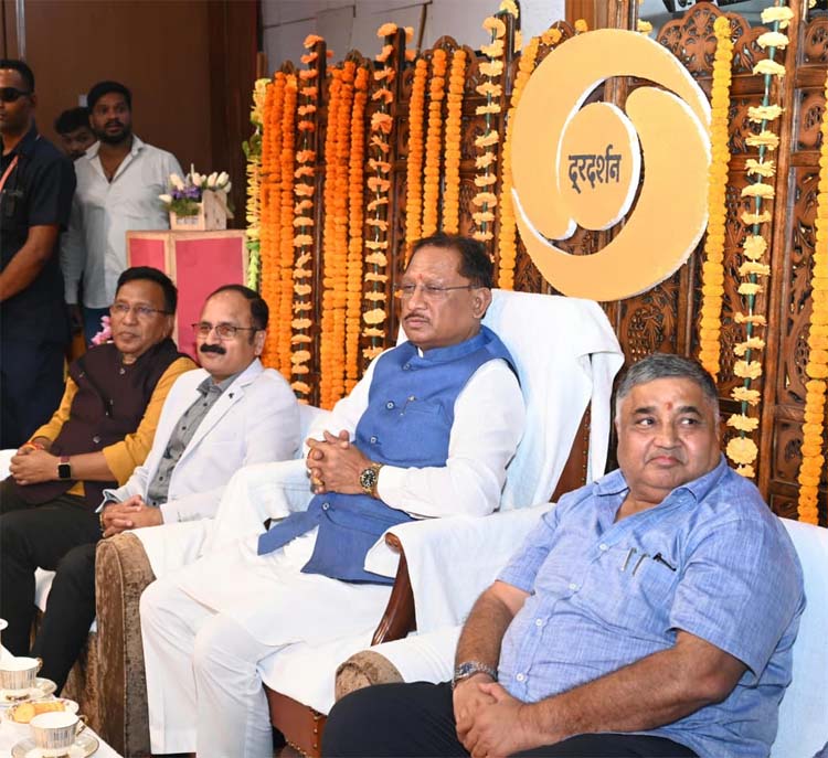 मुख्यमंत्री साय रायपुर में आयोजित दूरदर्शन के 66वें स्थापना दिवस कार्यक्रम में शामिल हुए