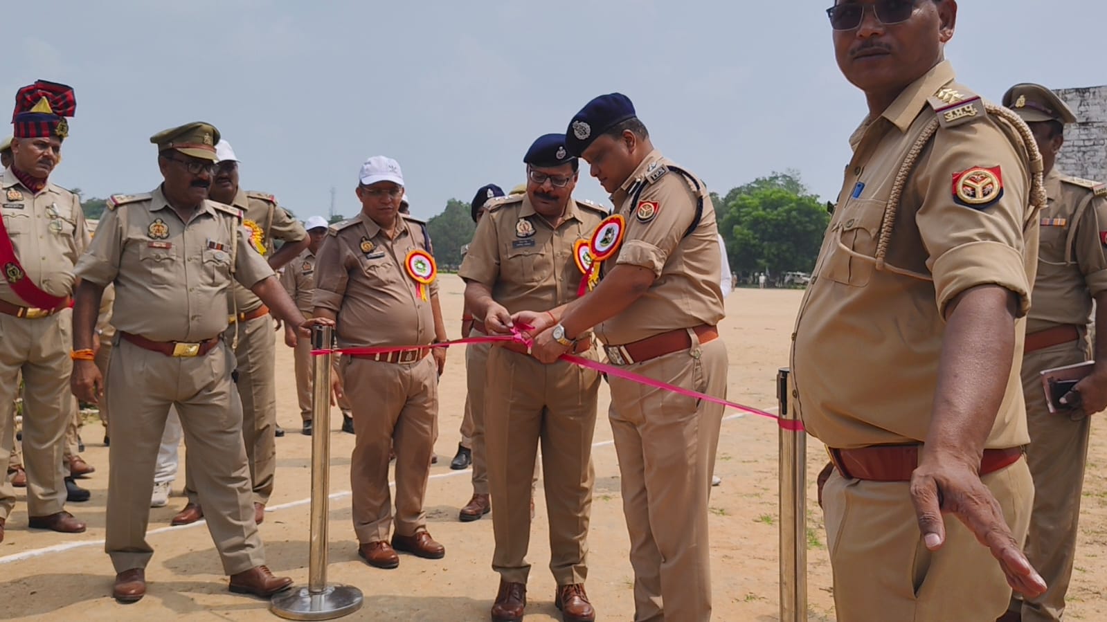 39वीं वाहिनी पीएसी मीरजापुर परिसर में आयोजित प्रतियोगिता का फीता काटकर उद्घाटन करते एसएसपी सोमेन बर्मा।