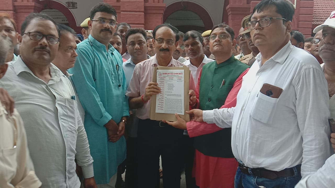 शिक्षक सीटी मजिस्ट्रेट इंद्र नंदन सिंह को ज्ञापन सौंपते हुए शिक्षक सीटी मजिस्ट्रेट इंद्र नंदन सिंह को ज्ञापन सौंपते हुए