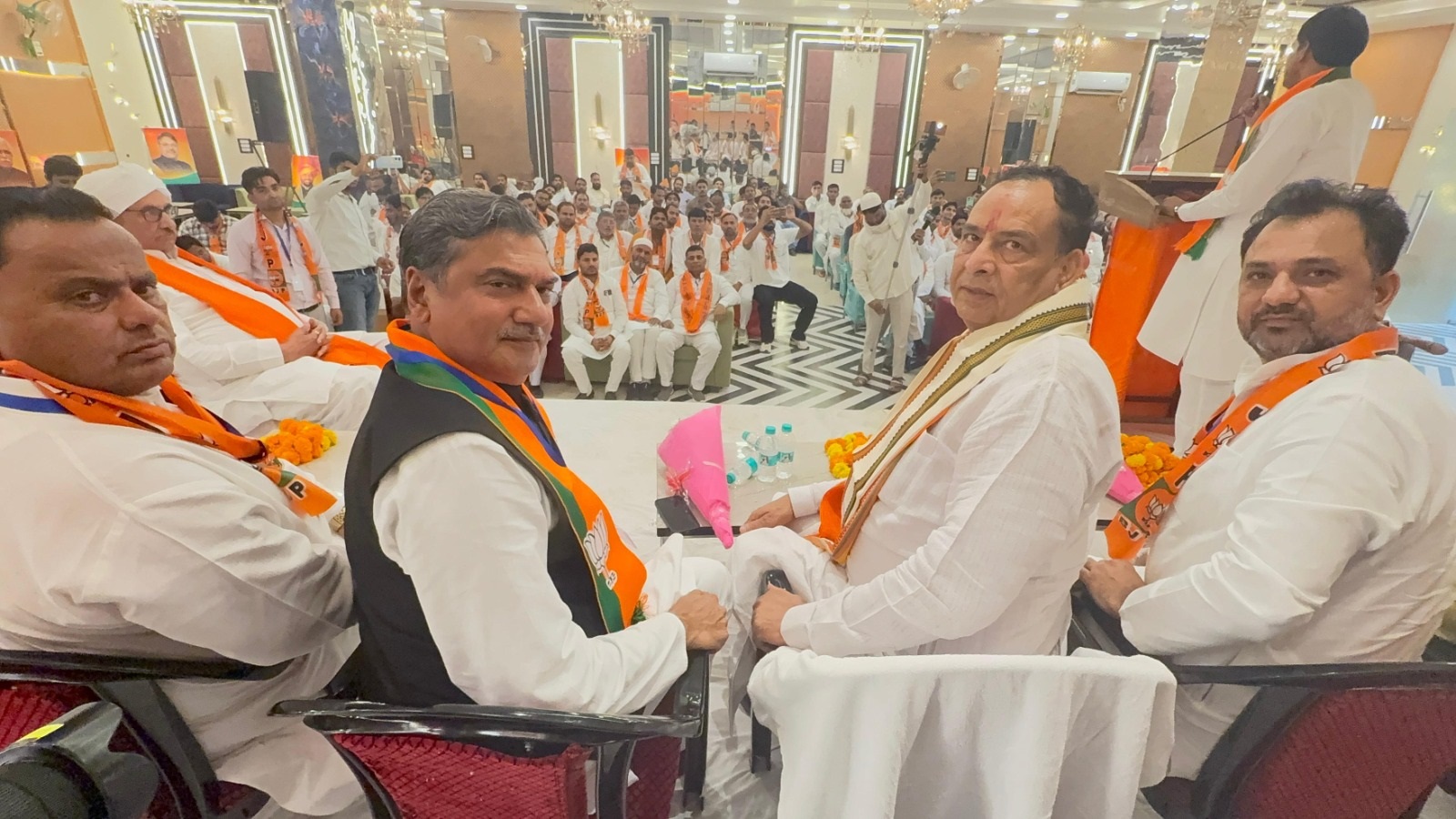बैठक में मंचासीन भाजपा प्रदेश अध्यक्ष पंडित मोहन लाल बड़ौली, संगठन मंत्री फणीन्द्रनाथ शर्मा, अल्पसंख्यक मोर्चा के राष्ट्रीय उपाध्यक्ष जाकिर हुसैन।