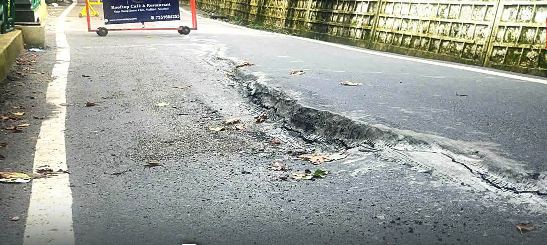 इस तरह धंसी है लोवर माल रोड।