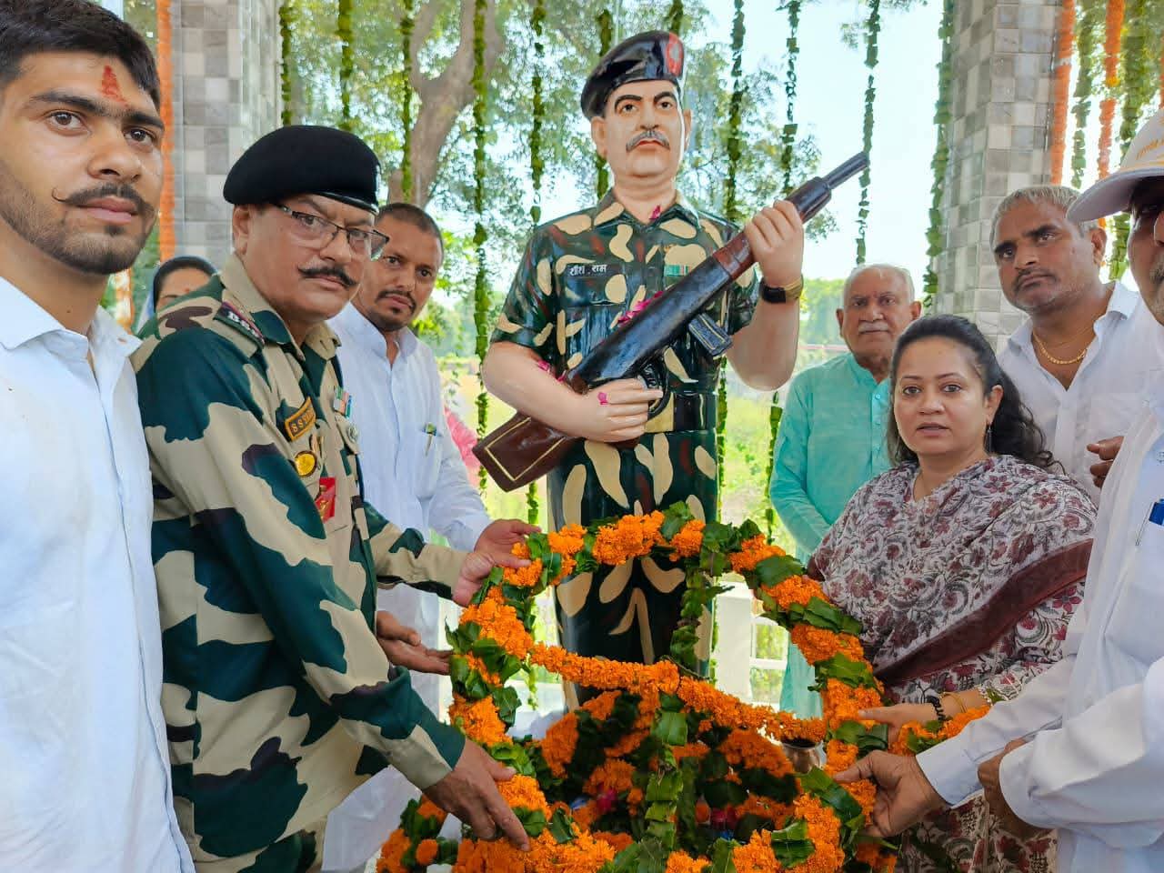 शहीद की प्रतिमा का अनावरण करती स्वास्थ्य मंत्री आरती सिंह राव। शहीद की प्रतिमा का अनावरण करती स्वास्थ्य मंत्री आरती सिंह राव।