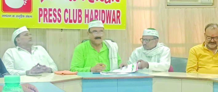 पत्रकारों से वार्ता करते हुए पत्रकारों से वार्ता करते हुए