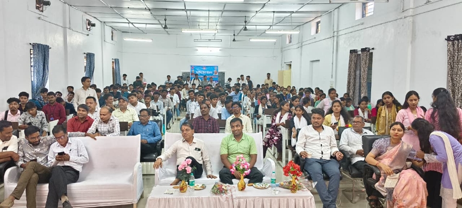 रुद्री पालिटेक्निक में अभियंता दिवस पर आयोजित कार्यक्रम में उपस्थित अतिथि एवं छात्र।
