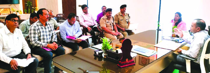 बैठक लेते हुए डीएम