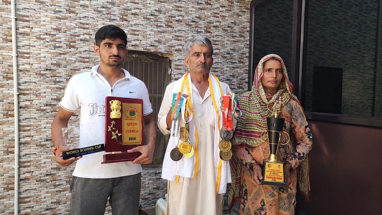 15आरटीके2:वर्ल्ड बॉक्सिंग चैंपियनशिप का खिताब प्राप्त करने वाली मिनाक्षी द्वारा जीते गए मेडलों को दिखाते माता-पिता व भाई। -------------