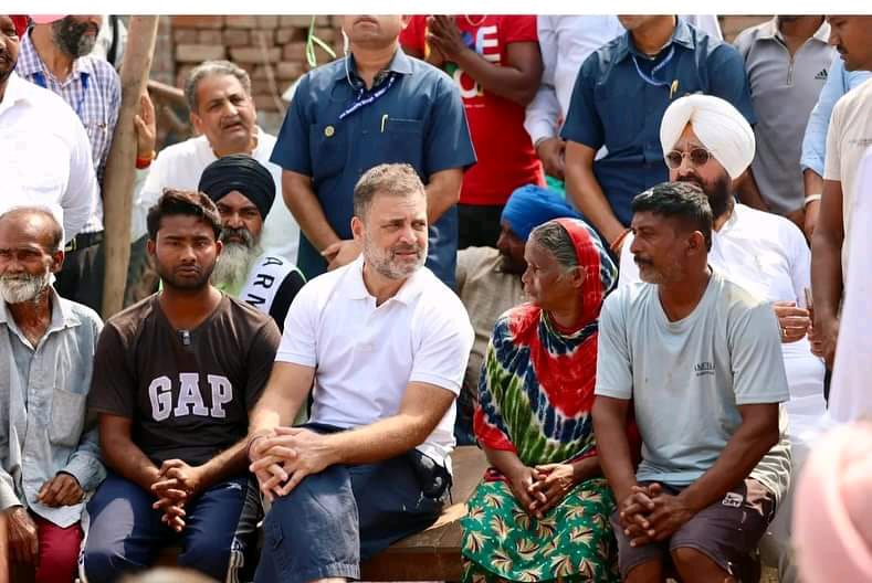 राहुल गांधी पंजाब के बाढ़ प्रभावित क्षेत्राें का दाैरा करते हुए राहुल गांधी पंजाब के बाढ़ प्रभावित क्षेत्राें का दाैरा करते हुए