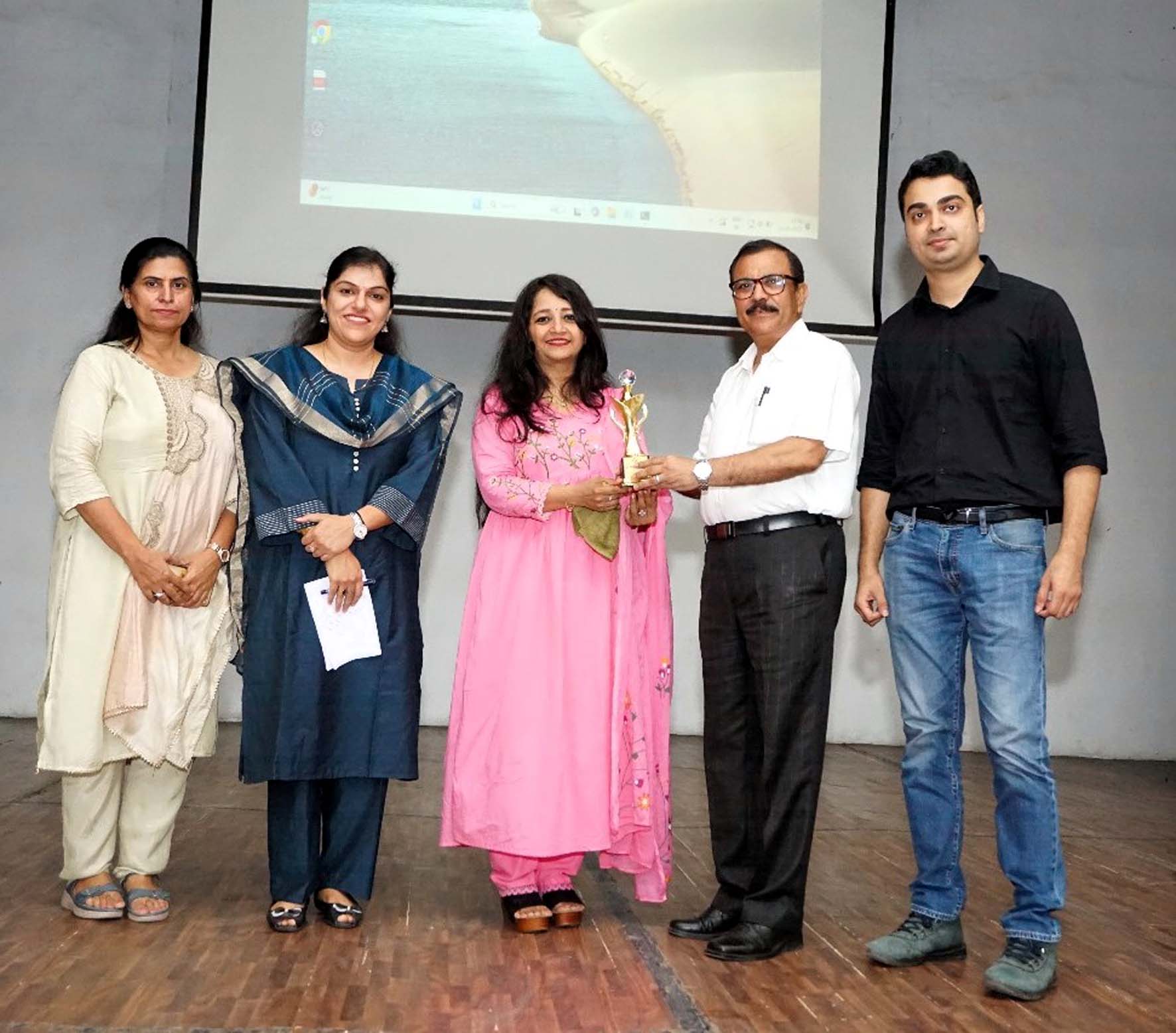 कार्यक्रम में मुख्य वक्ता को सम्मानित करते आयोजक।