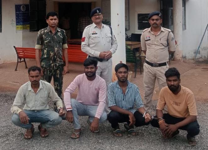 पुलिस के साथ सभी चार आरोपित। पुलिस के साथ सभी चार आरोपित।