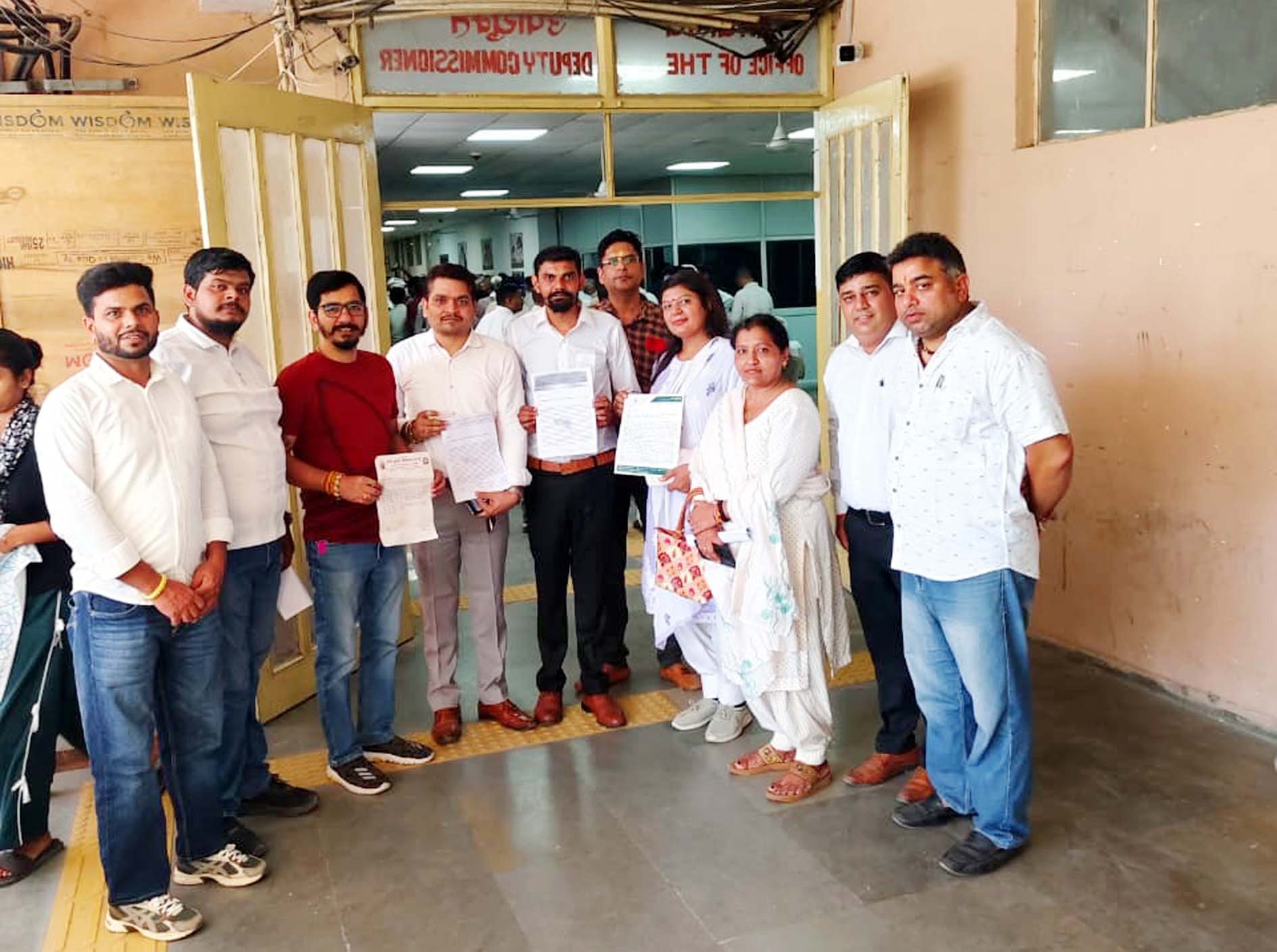 उपायुक्त को ज्ञापन सौंपने जाते हुए विभिन्न संगठनों के पदाधिकारी एवं गणमान्य व्यक्ति।