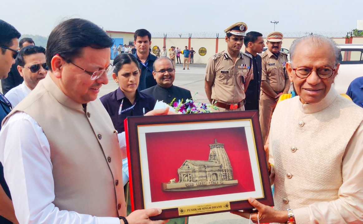 मॉरीशस के प्रधानमंत्री को स्मृति चिह्न भेंट करते मुख्यमंत्री। मॉरीशस के प्रधानमंत्री को स्मृति चिह्न भेंट करते मुख्यमंत्री।