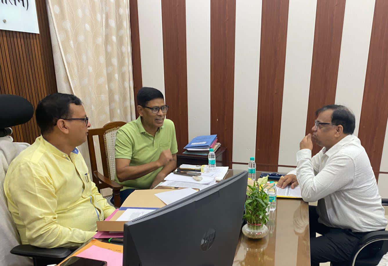 जिलाधिकारी द्वारा गठित समिति के  सदस्य एडीएम प्रशासन, एसपी  क्राइम और मुख्य डाकघर के उपाधीक्षक बैठक करते हुए।