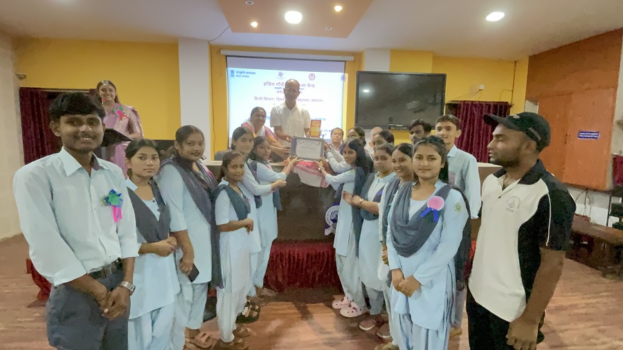 गुवाहाटीः डिमोरिया महाविद्याय में आयोजित हिंदी दिवस समारोह में हिस्सा लेते विद्यार्थी एवं अतिथित